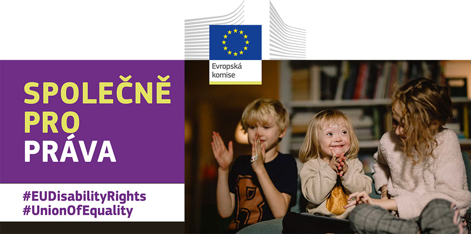 Tři děti si spolu šťastně hrají. Jedno z nich má Downův syndrom. Text: Společně pro práva, #EUDisabilityRights, #UnionOfEquality