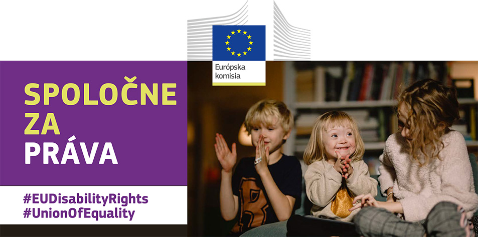 Tri deti sa spolu hrajú. Jedno z nich má Downov syndróm. Text znie: spoločne za práva, #EUDisabilityRights, #UnionOfEquality.